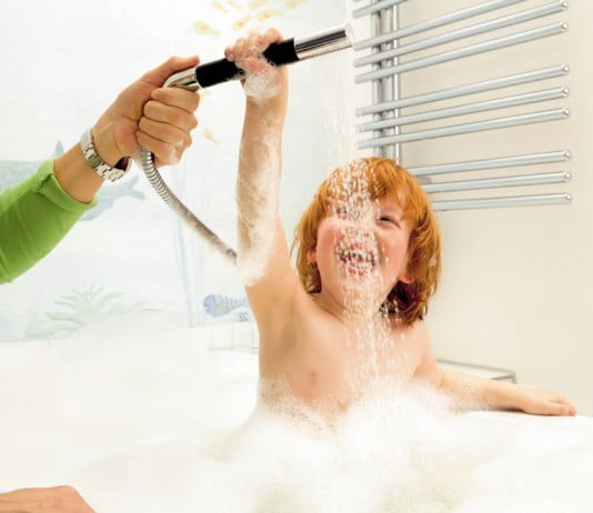 Das Bild zeigt ein glückliches Kind in der Badewanne - moderne Bäder zum Wohlfühlen bekommen Sie im Raum Fulda von Will Haustechnik, Ihrem Meisterbetrieb und Sanitär-Installateur
